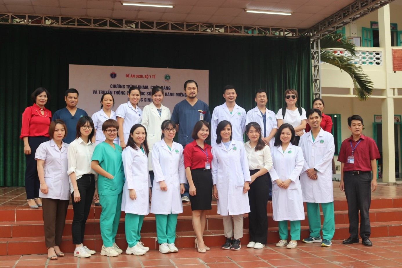 Đoàn khám, chữa răng chụp ảnh lưu niệm cùng các thầy, cô giáo